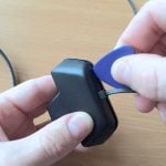 Медиатором вскрываем оболочку коннектора.